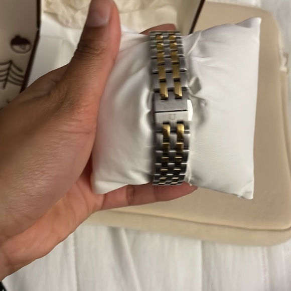 Beautiful gold and silver.  watch with storage box - Picture 3 of 5